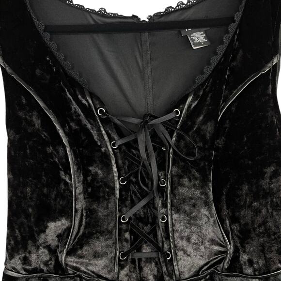 Crushed Black Velvet Corseted Gothic Dress Black Eyelet Trim Torrid Size 1 ~ 1X - Picture 4 of 14